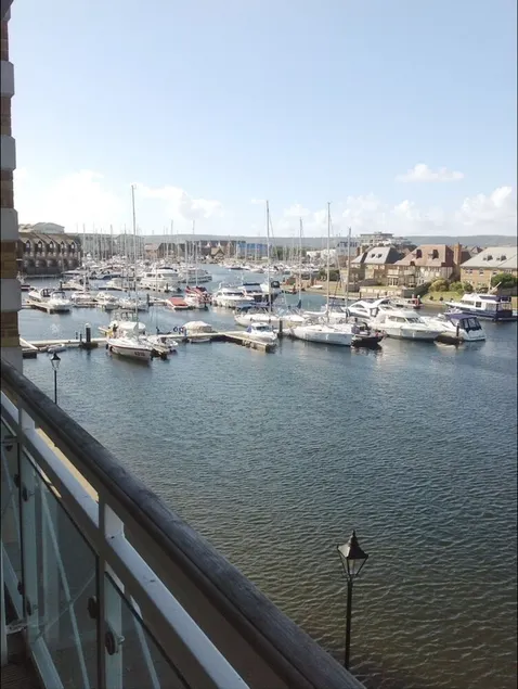 Superb Dos Cama, Dos Baño Piso, con dos balcones con vistas al puerto deportivo - Image 1