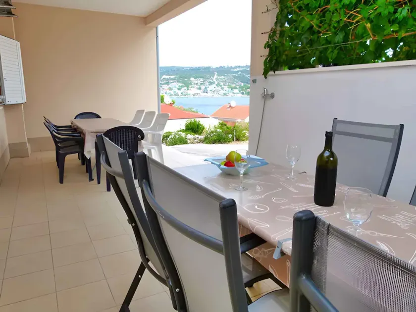 Holiday apartment with sea views just 50 meters from the beach - Image 1