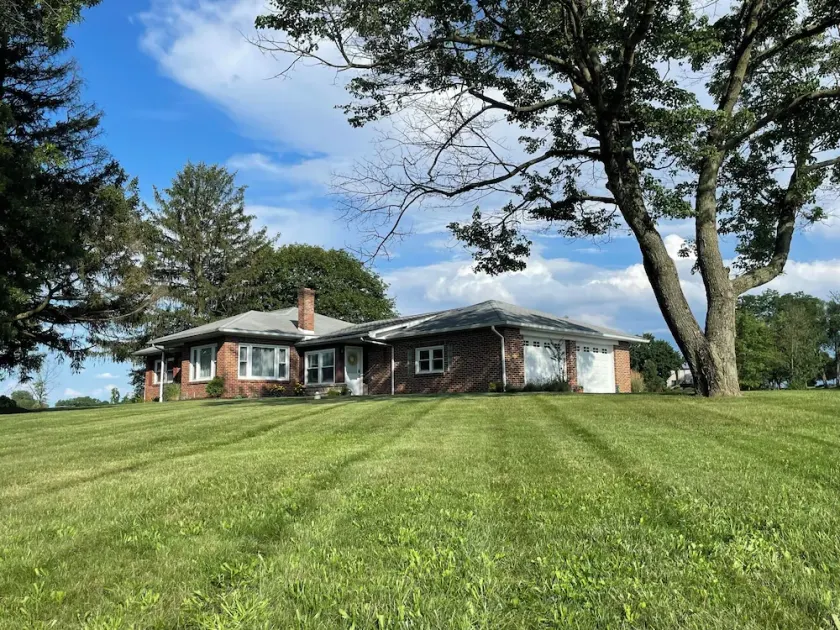 Beautiful open and spacious ranch home in country setting - Image 1
