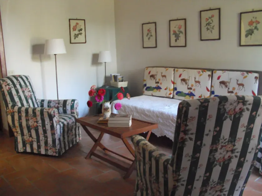 Apartamento en villa rural con parque de árboles seculares a 800 metros del mar. - Image 1