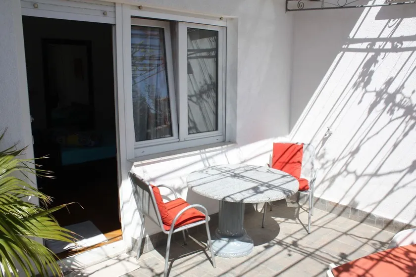 Habitación doble en planta baja con aire acondicionado de unos 25 m², terraza, vista al mar. - Image 1