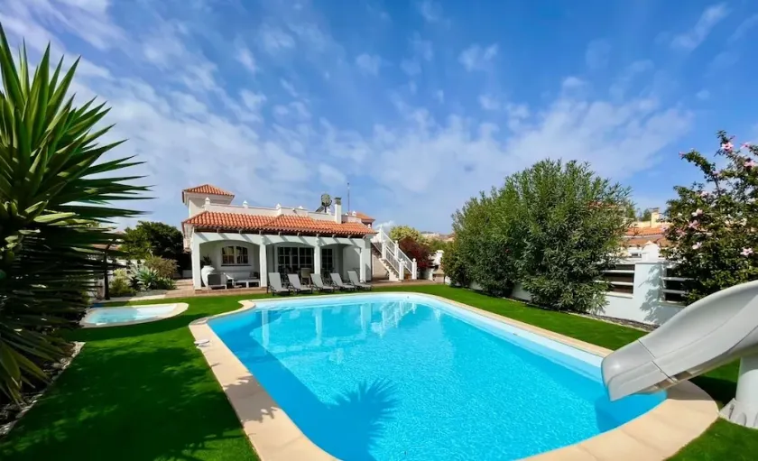 Villa Ellie con piscina privata, acquascivolo, tavolo da biliardo e WIFI gratuito - Image 1