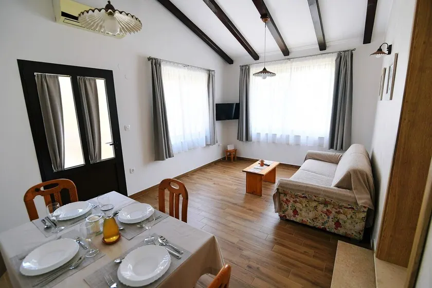Holiday home with sea views, air conditioning and garden - Image 1