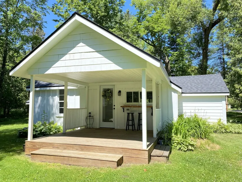 Charming Up North River Cottage - Image 1