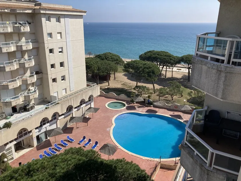 Seafront apartment with balcony - Image 1