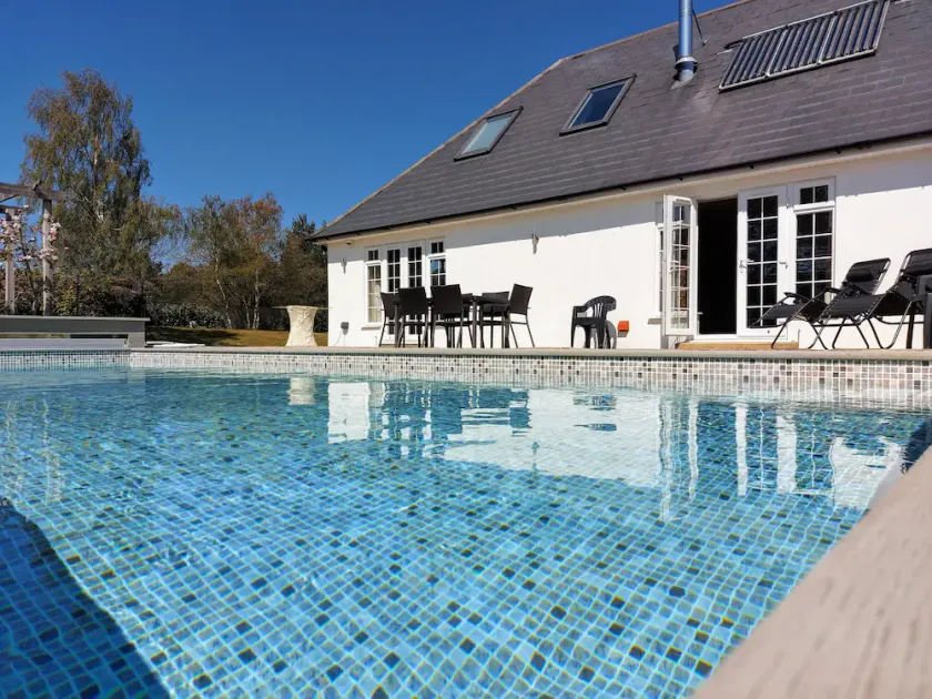 Luxury villa, amazing location, pool, jacuzzi, snooker, cinema & tennis court! - Image 1