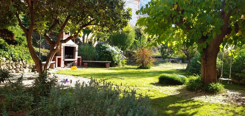 Stort hus med sluten tomt på 2000 m2, vacker trädgård och grill. - Image 1