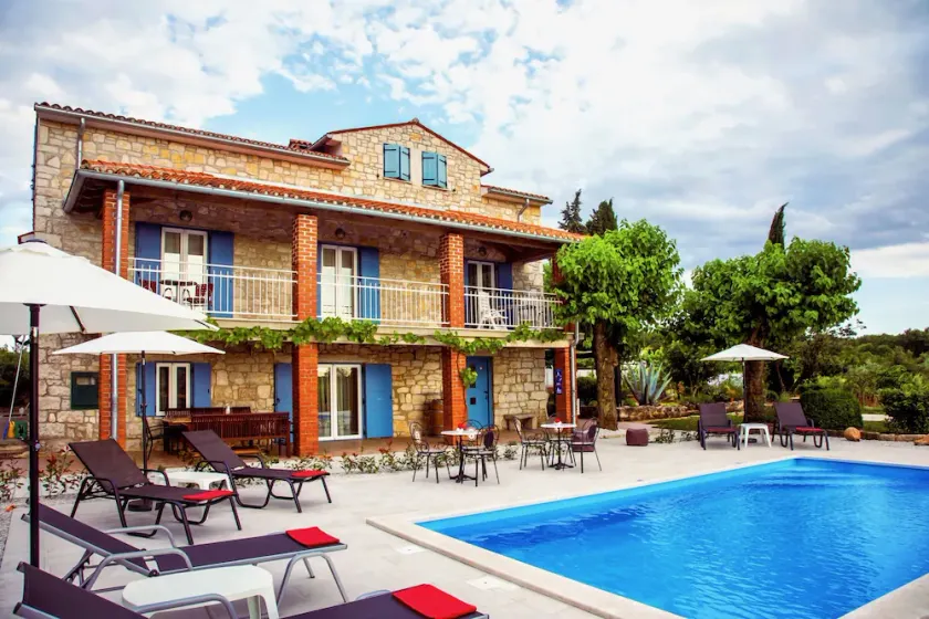 Sehr schönes alleinstehendes Landhaus TOPAZ bei Porec, Klima, 5 Min. zum Meer - Image 1
