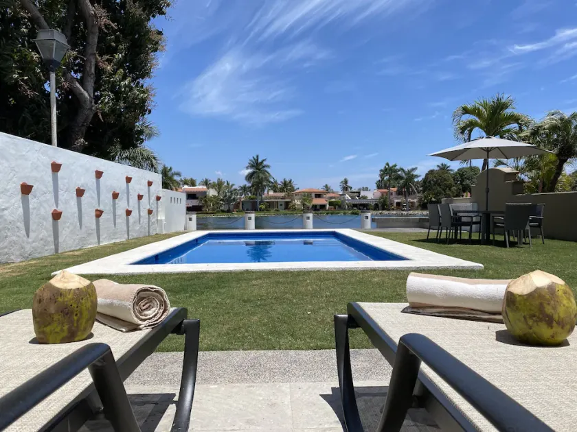 House with pool and lake view - Image 1