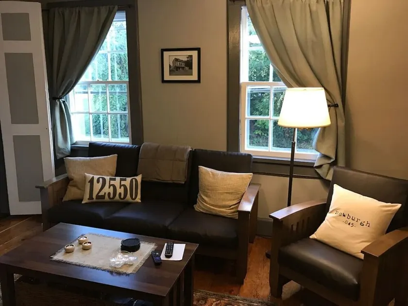 #2, Quaint Private Apartment in Historic Building - Image 1
