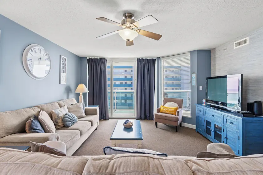 Spacious condo, across the street from the beach + Free Attraction Tickets! - Image 1