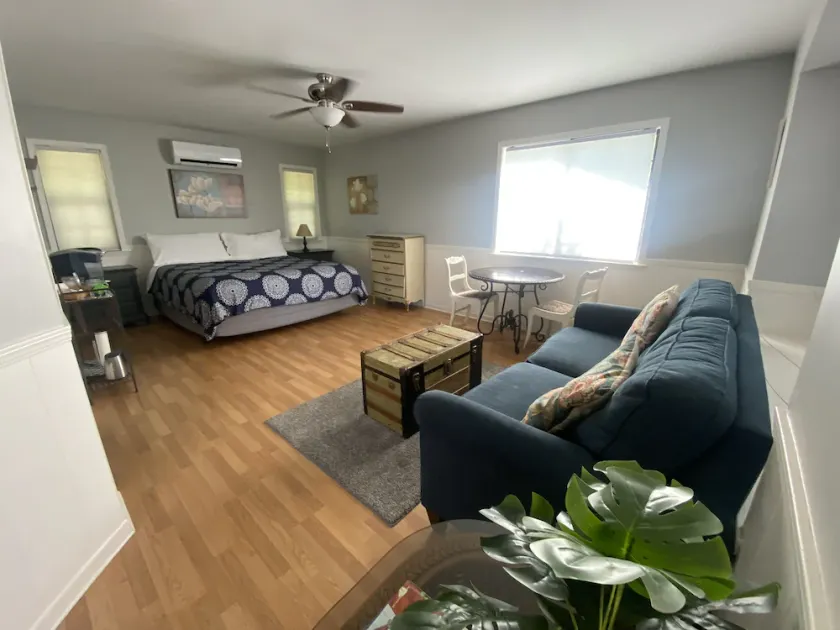 Large king guest room with private entrance and bathroom. - Image 1