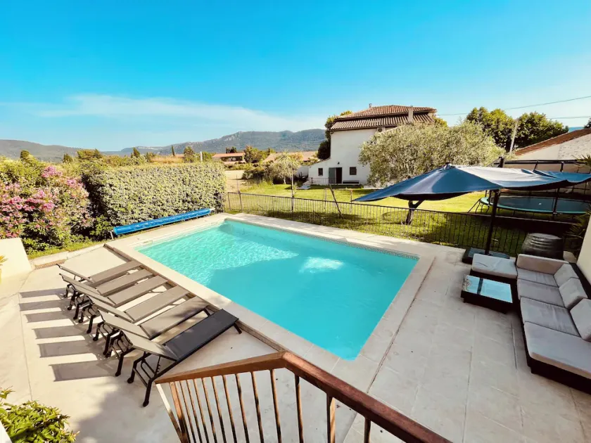 Villa Avec Piscine et Dépendance au Pied des Collines de Pagnol - Image 1
