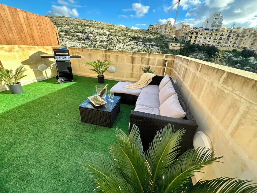 Arzella Apartments Xlendi, Premium 2BR, Bus Stop & Market Opposite - Image 1