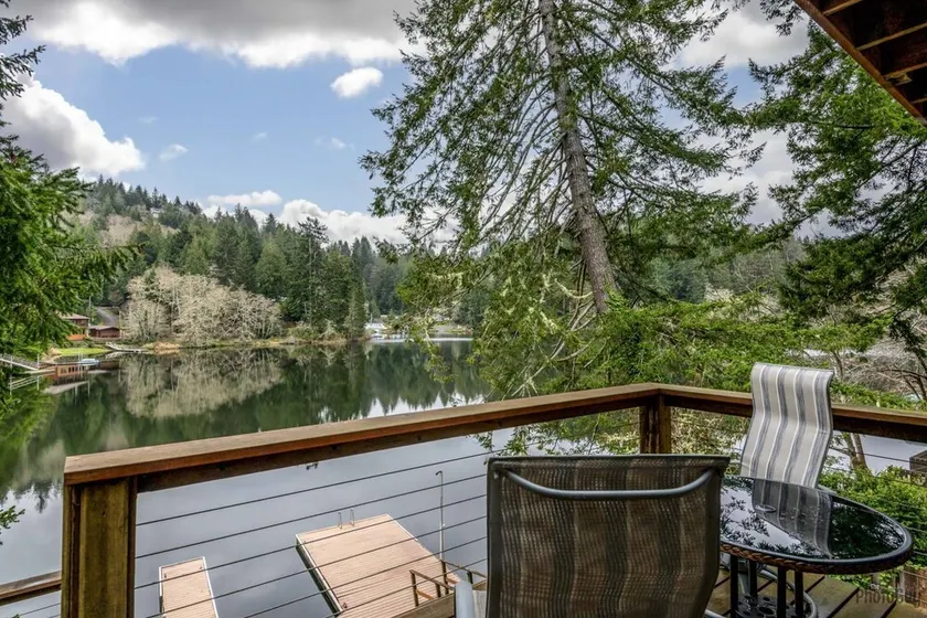Lakefront remodeled home, Amazing Views of Mercer Lake, Dock, Kayaks - Image 1