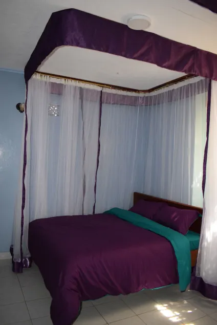 Tommy's Airport Hotel - Image 1