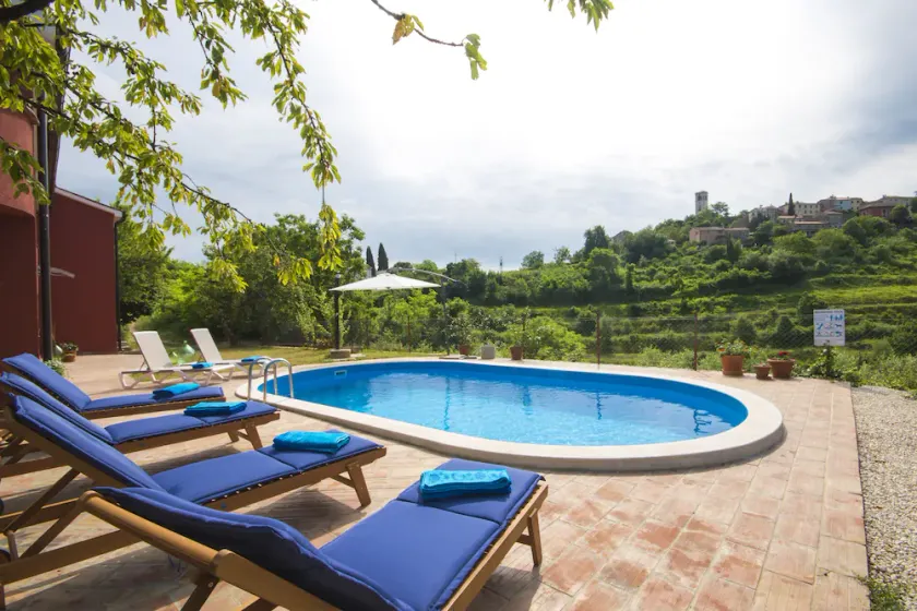 Detached house in a quiet and sunny location with pool - Image 1