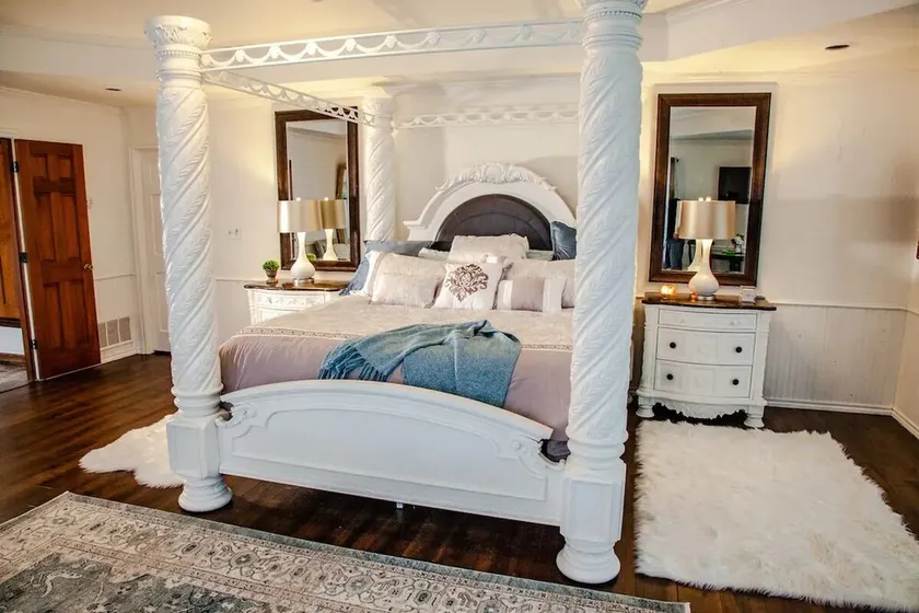 Romantic Honeymoon Suite in Bed & Breakfast - Image 1