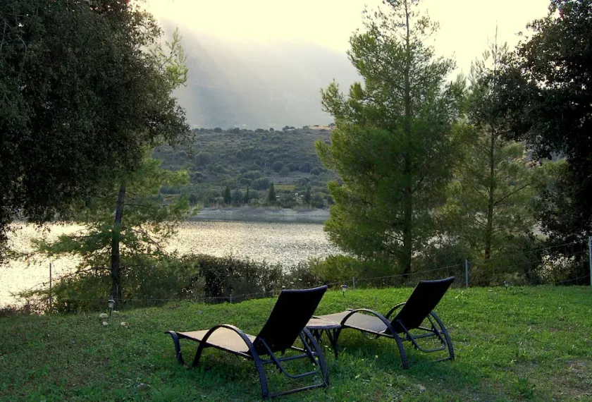 Holiday cottage with shared swimming pool and lake view in the countryside. - Image 1
