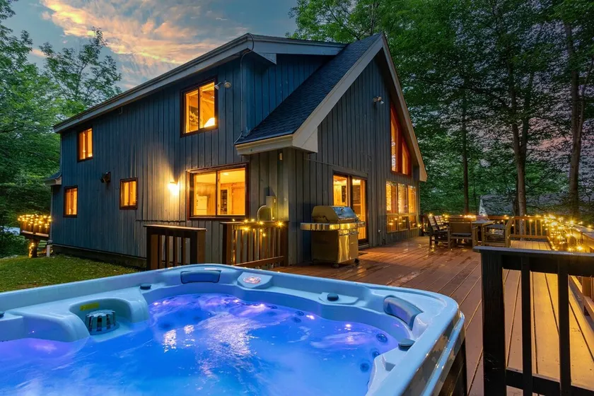 Bears Den Chalet | Ski Home Trail, Moover Shuttle, Outdoor Hot Tub! - Image 1