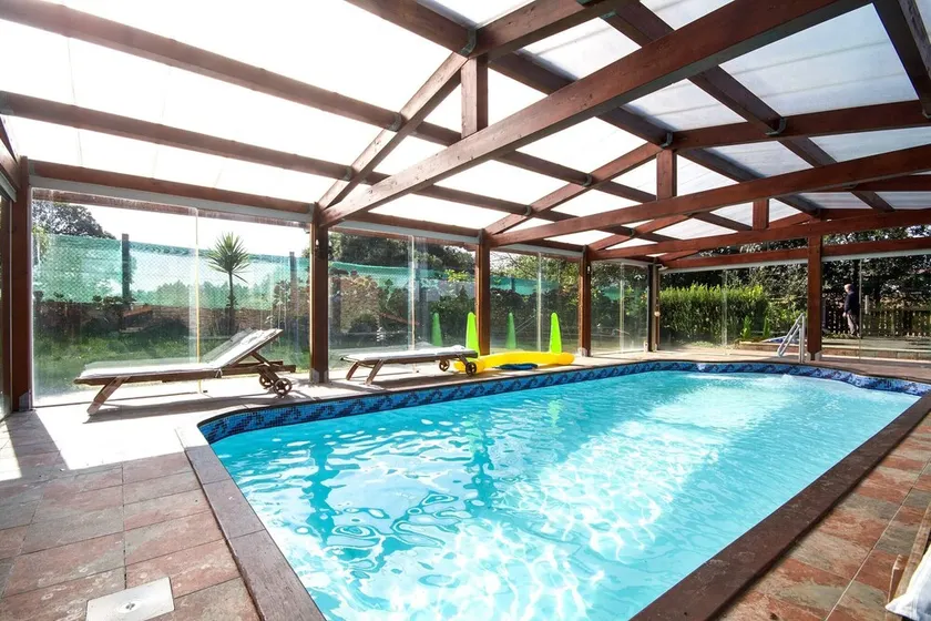 Med pool og privat ejendom - Image 1