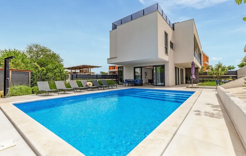 Luxurious home in Pula - Image 1