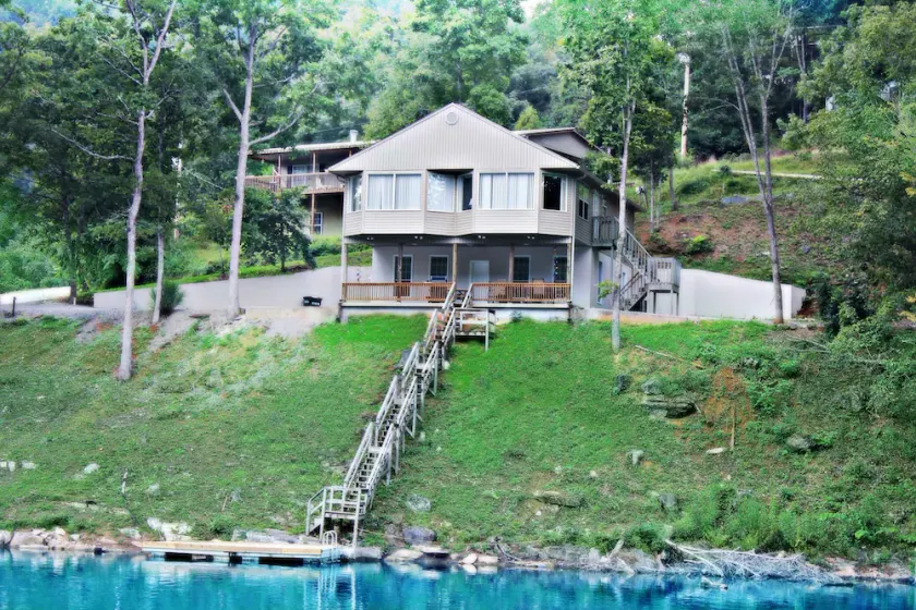 Tiltn Hiltn Smukke Lakefront Hjem på Norris Lake i Lafollette, TN - Image 1