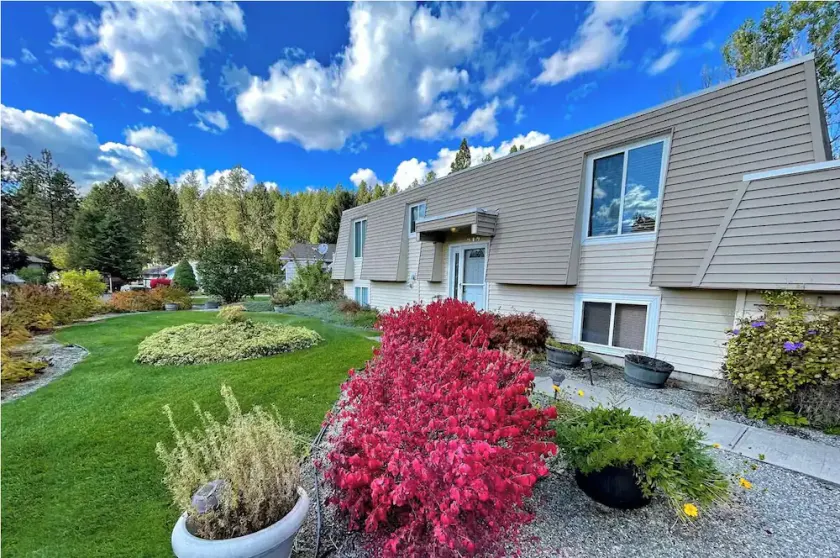 Premium Theatre Hot-Tub Forest View Home near Whitworth University - Image 1