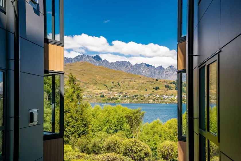 Lovely Lakefront Unit with View - Image 1