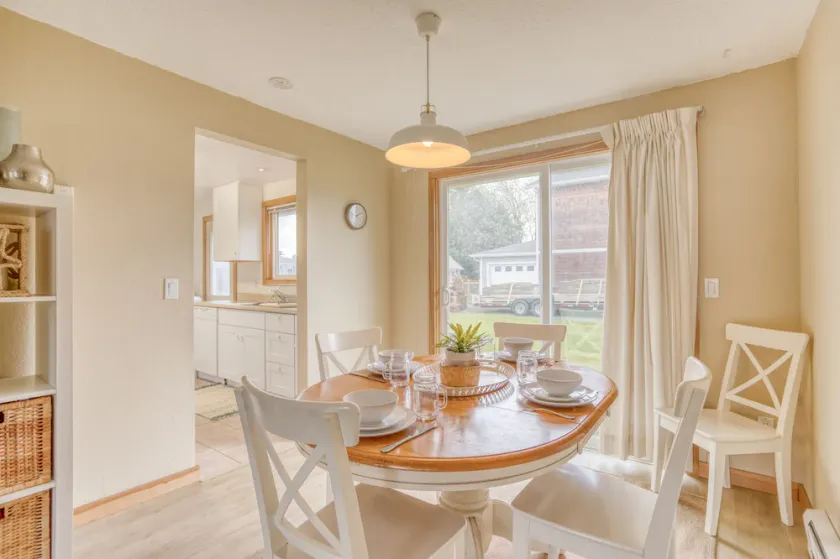 Modern 2 Bedroom in Heart of Downtown Gearhart, Two Blocks from Beach! - Image 1