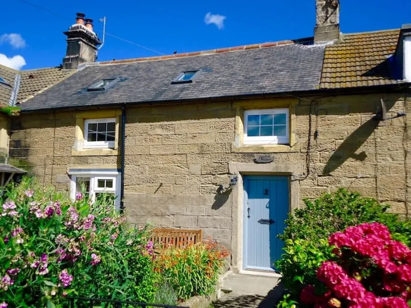 A romantic retreat with spectacular sea views, right by the beach - Image 1