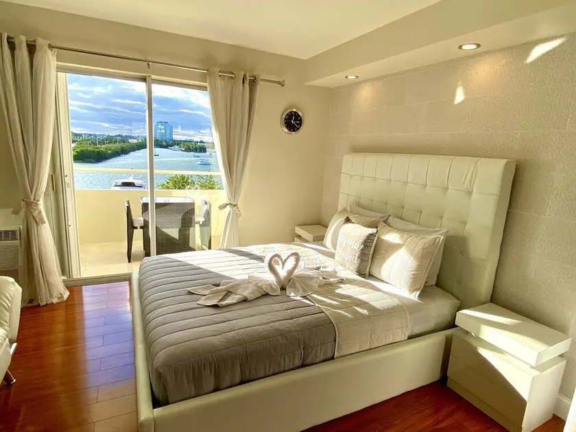 Beautiful modern Waterfront apartment with pool and free parking 5min from beach - Image 1
