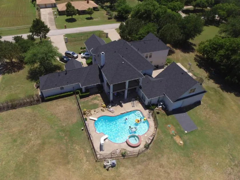 Newhouse Manor Dallas Premier Location - Image 1