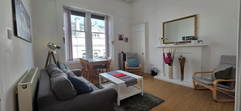 Delightful Old Town Apartment 5 minutes walk from Royal Mile & Edinburgh Castle - Image 1
