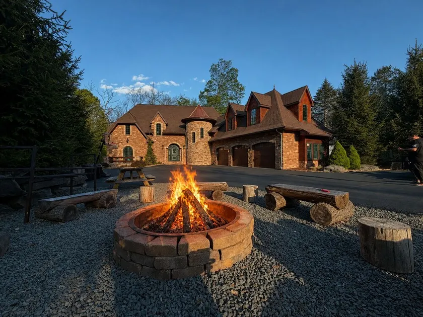 AMAZING LUXURY WATER FRONT, one of a kind lake front in Pocono Mountains - Image 1