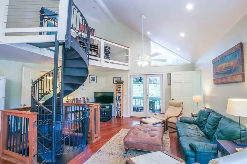 5 min à pied de la plage et des Berts!  Détendez-vous dans cette maison pour animaux de compagnie et famille avec terrasse enveloppante. - Image 1