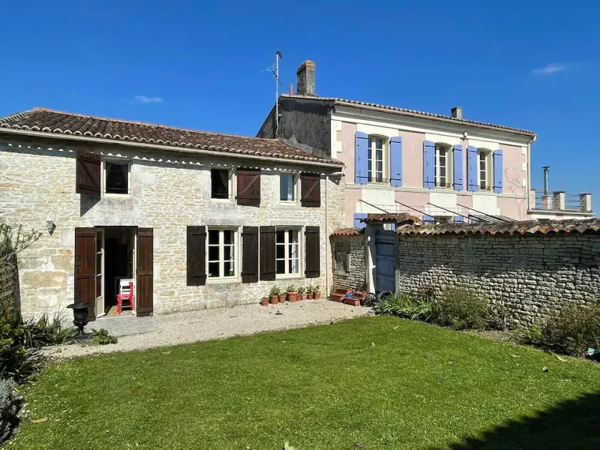 3 Bed House - Sleeps 6 - Pool - HotTub - Garden - Image 1