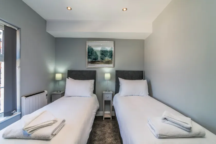 Comfortable & Available 2 Bedroom Apt w/ Parking - Image 1