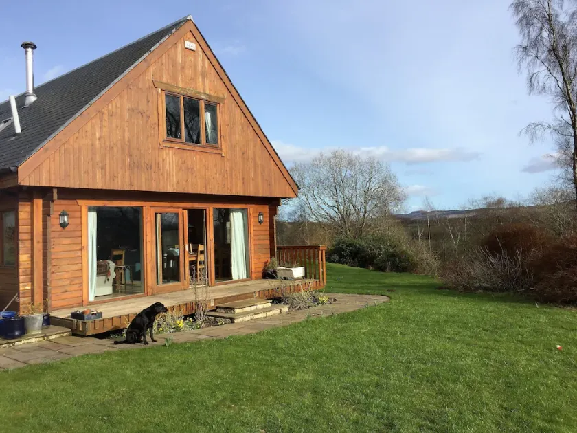 Entzückendes Chalet mit 4 Schlafzimmern auf 2 Etagen in einem wunderschönen ländlichen Garten. - Image 1