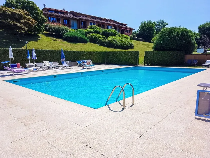 Spacious 4½-room apartment with 3 balconies, pool and children's pool - Image 1