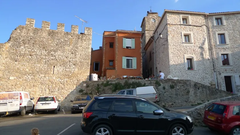 Small village house with a terrace in Montmeyan - Image 1