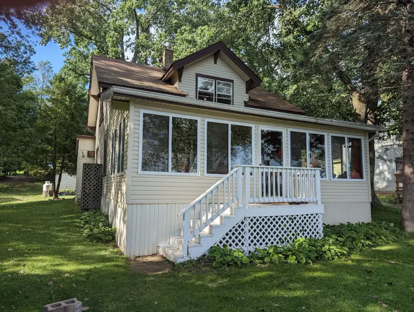 4 bedroom lakefront cottage - Image 1