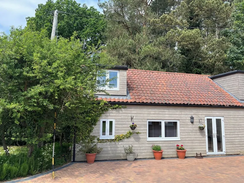 Rural, secluded holiday lodge close to beaches and Sandringham - Image 1