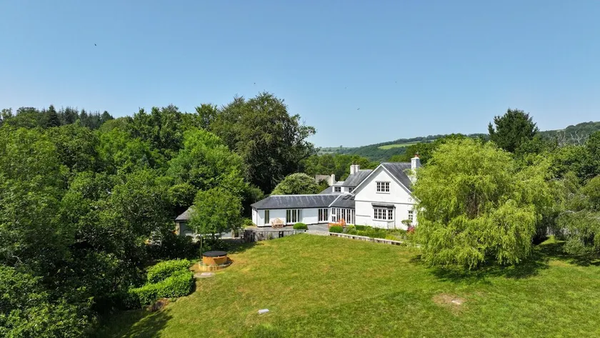 Ferienhaus mit Grill, Terrasse und Whirlpool | Perfekt für die Arbeit von Zuhause - Image 1