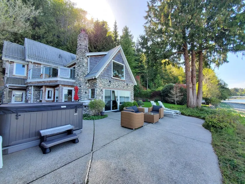 Deep Bay Ocean Front Cottage - Private Getaway with  Hot Tub - Image 1