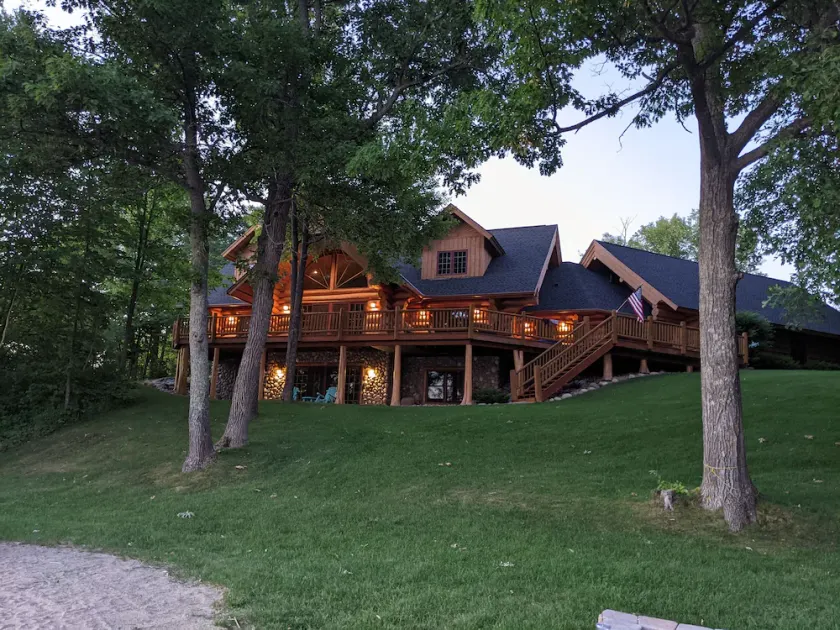 Stunning Executive log cabin on beautiful lake - Image 1