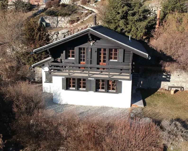 Lovely welcoming, bright and well-maintained cottage with a beautiful view and a small flat south-fa - Image 1