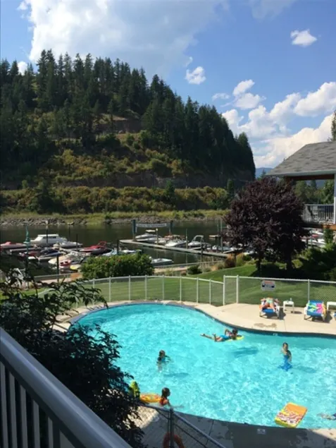 Condominio de primera clase en el lago Shuswap. Resbalón del barco incluido. 1 de septiembre disponible. - Image 1