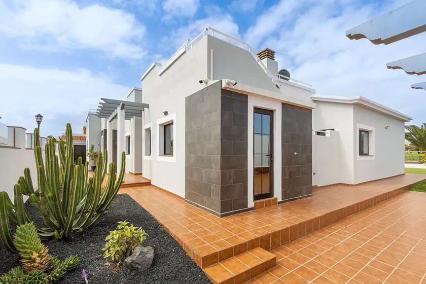 Premium luxury front line villa, 15 minute taxi ride from airport, private pool - Image 1