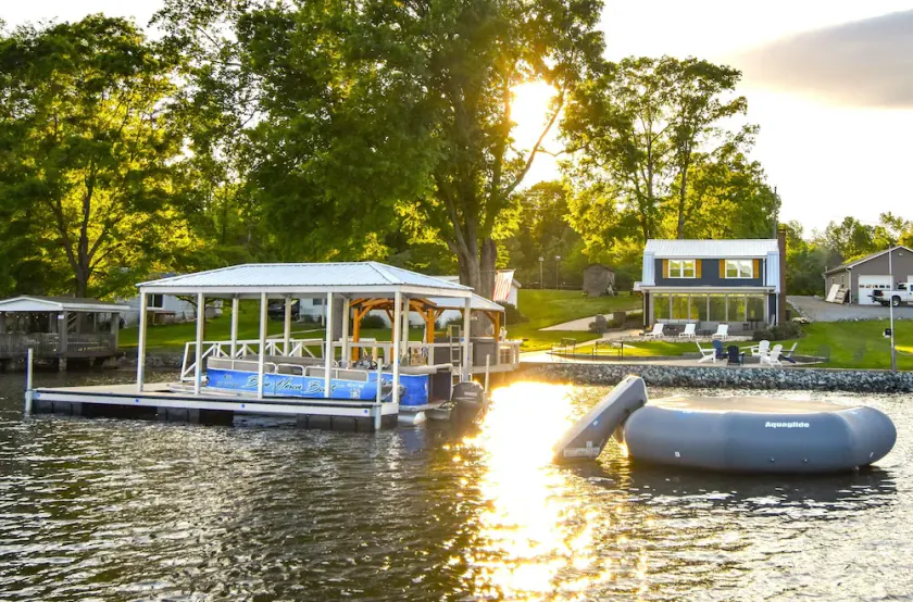 Blue Heron Haven - Ultimate Lake Escape: Lake bouncer, Arcade, Kayaks, Hot Tub - Image 1